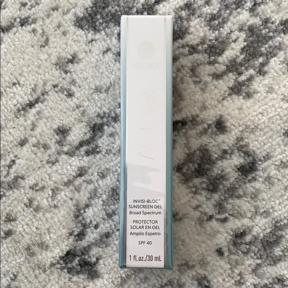 Neora Age IQ Invisi-Bloc Sunscreen Gel